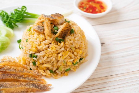 脆皮鱼炒饭照片