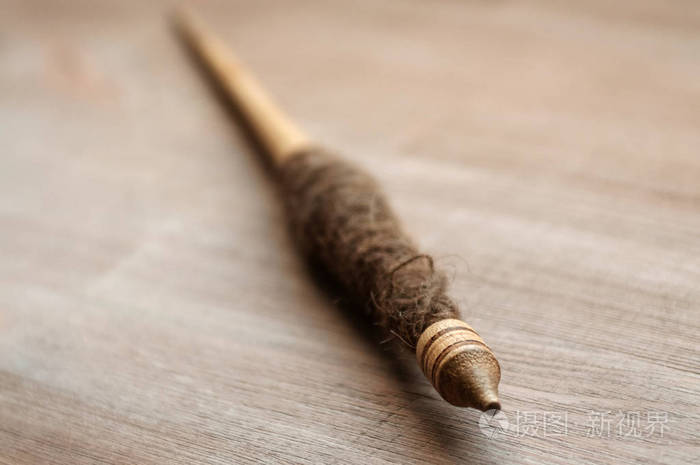黑色木质背景上的传统古纺锤