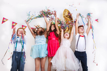 小孩开心跳起来图片