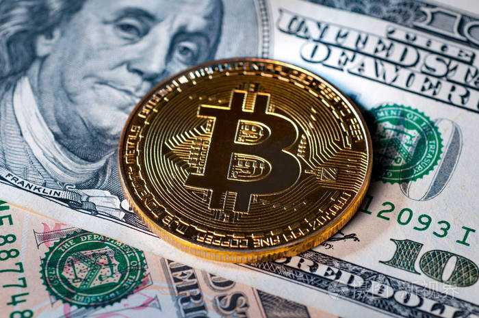 美元钞票背景上的黄金金属比特币
