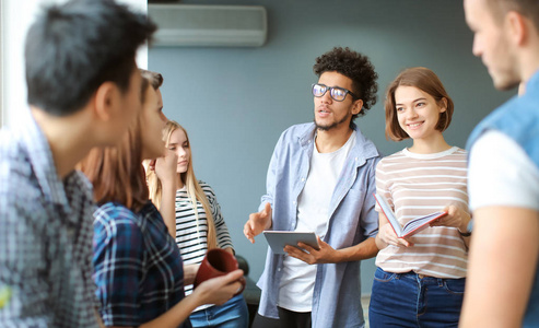 学生们一起在校园里休息图片