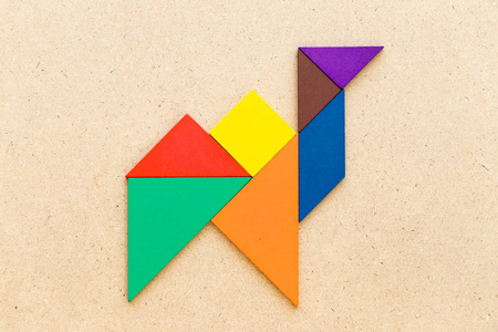 传统符合彩色七巧板骆驼形木背景照片