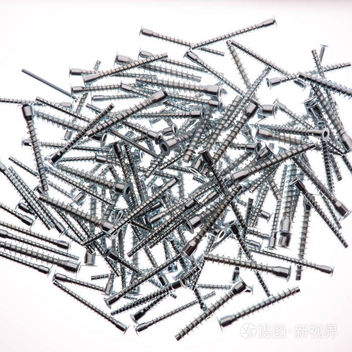 白色背景的家具螺丝钉俯视图