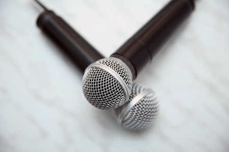 两个话筒素材两个银色麦克风隔离在白色背景上.