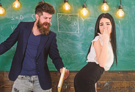 校长用书打性感学生的屁股来惩罚她.