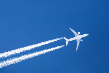 尾迹云飞机大双引擎航空机场轨迹云照片