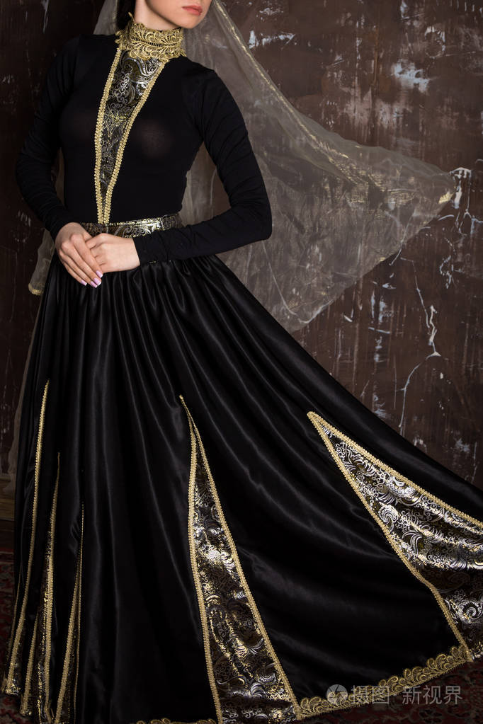 身着亚美尼亚民族服装的年轻女子在摄影棚摆姿势