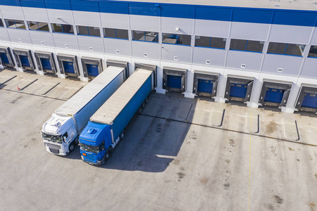 仓库附近停车场的卡车.交货和装运条款送货卡车标志图标. 货车标志.