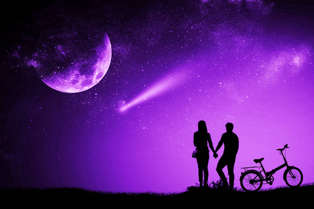 剪影情侣手牵手赏月夜照片