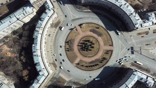 车水马龙市中心环岛的俯视图.