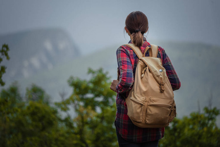 湖上欣赏日落的女孩图片