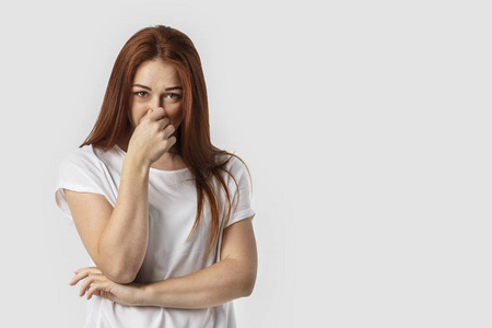 穿着白色t恤,用手捂住鼻子,感受到恶臭洗澡的小女孩在玩泡沫设置为