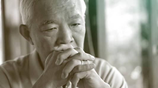 亚洲老年人担忧压力思考生活图片
