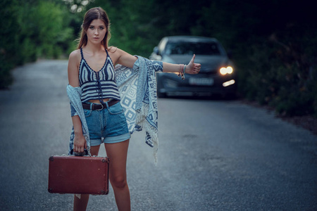 搭便车的女人手图片