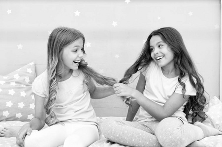 孩子们在卧室里兴高采烈地玩头发.快乐的童年时光.