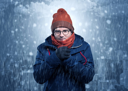 城市概念下的寒冷天气下的男孩冻僵照片