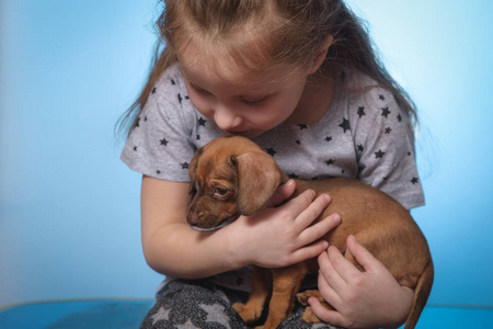 抱着可爱的拉布拉多小狗的小孩图片