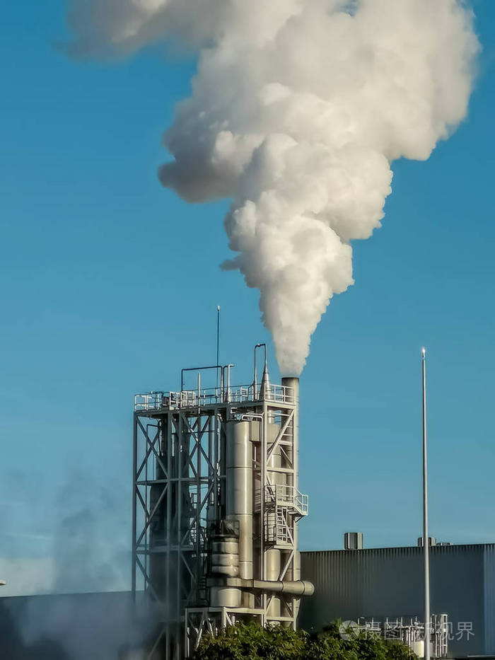 排出大量烟雾的工业烟囱