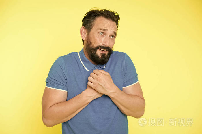 真对不起满脸愁容的男人黄底那个家伙留着胡子抱歉的手势请求道歉留