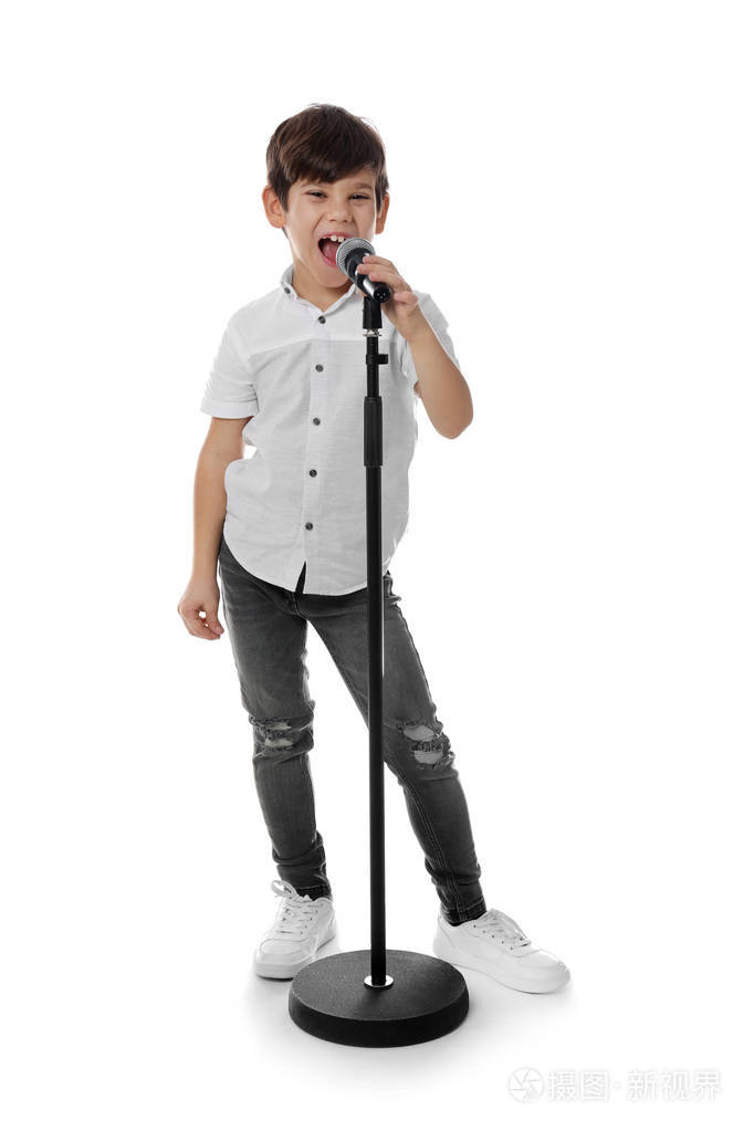 可爱的小男孩对着白色背景的麦克风唱歌