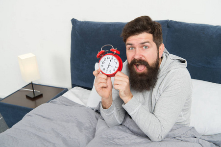 健康生活方式的每日计划.早上又不开心了.闹钟响了.早起问题.早起.