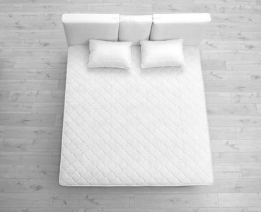 房间内配有新床垫的舒适床,俯视图.健康睡眠照片