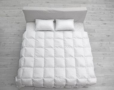 房间内配有新床垫的舒适床,俯视图.睡眠照片