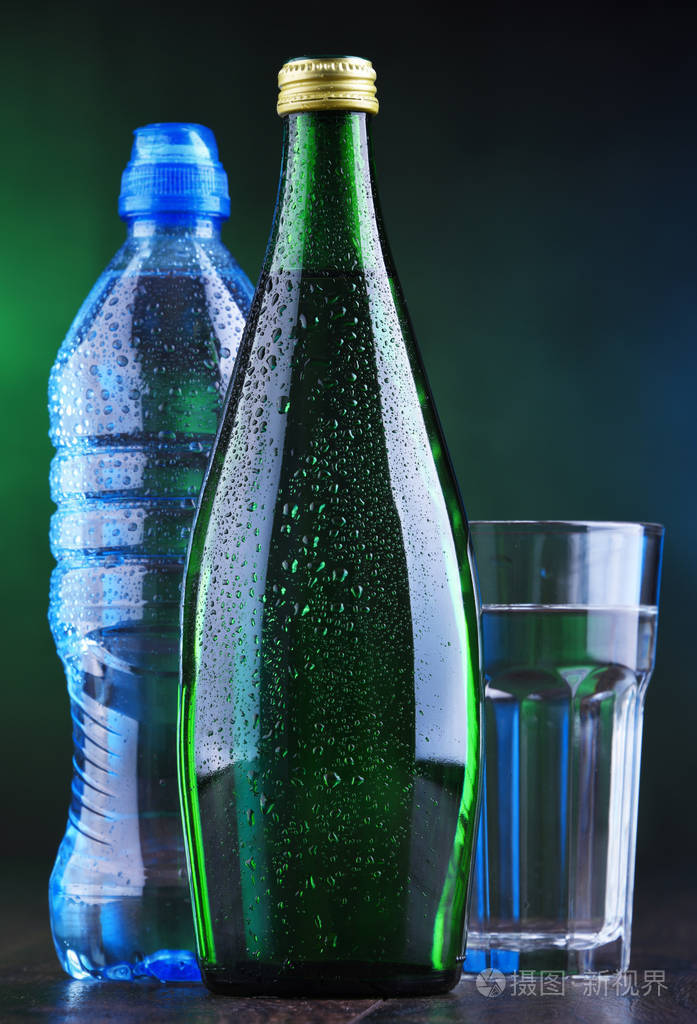 各种装有矿泉水的瓶子