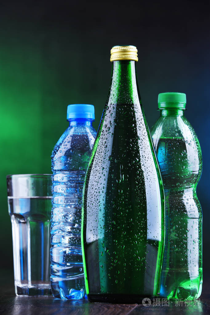各种装有矿泉水的瓶子