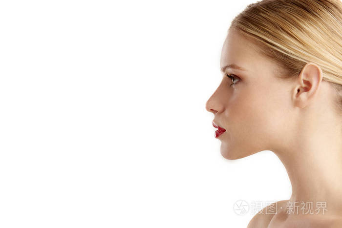 在隔离区摆姿势的年轻漂亮女人的特写侧脸