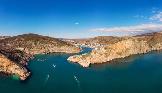 克里米亚巴拉克拉瓦湾,山崖和船只的海景.