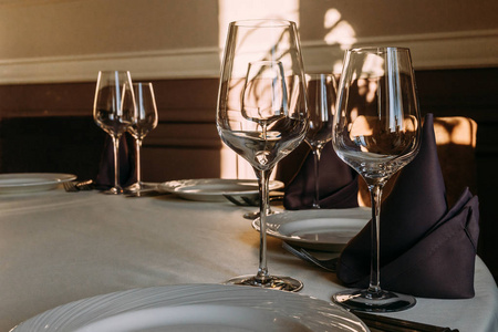 餐厅桌子上摆着优雅的酒杯白镴葡萄酒杯餐厅宴会用餐桌,服务精美.