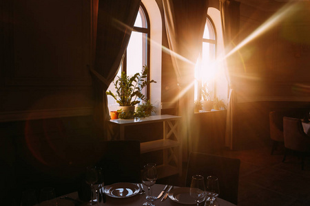 阳光照进明亮的阳光照进了餐厅的窗户照片