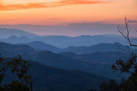 日落时层峦叠嶂照片