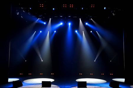 免费舞台灯光,背景空舞台,聚光灯,霓虹灯,烟雾.照片