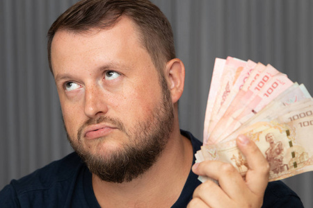 商人手抓钱,泰铢.转帐照片