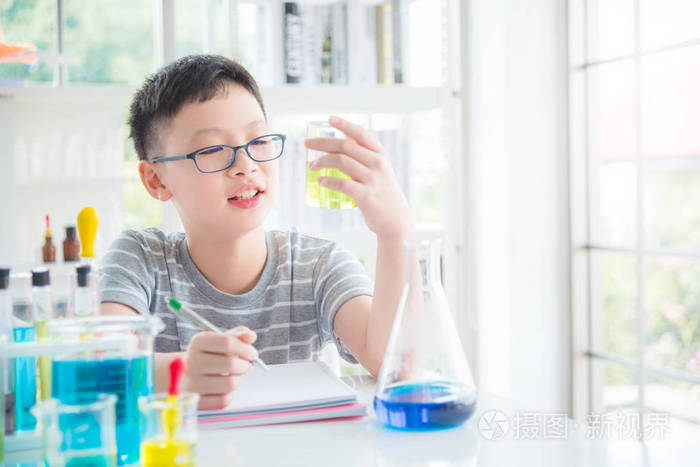 亚洲小男孩在实验室做化学实验