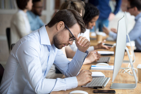 在工作中的男人图片