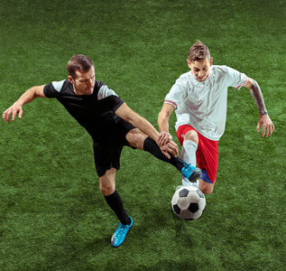 抢球足球运动员在草地上抢球照片