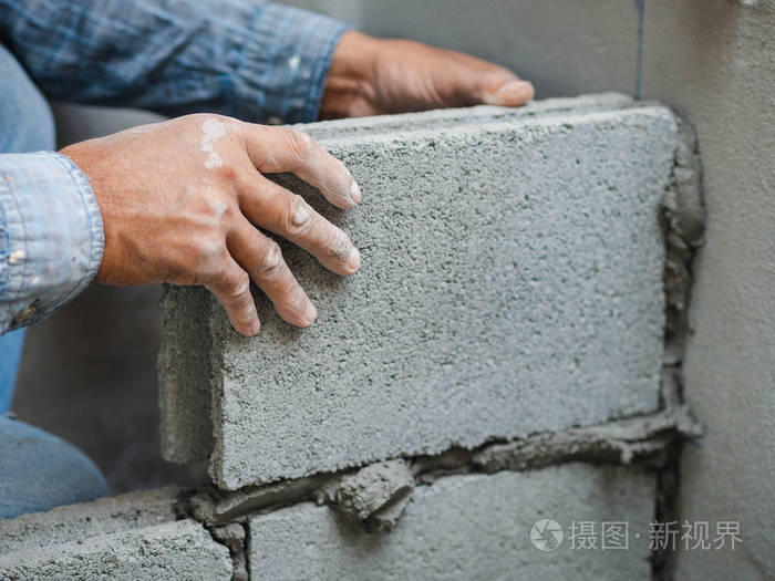 专业建筑工人用水泥砌砖