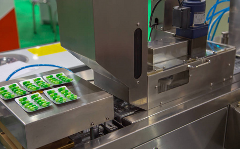 胶囊泡罩包装机制药行业,药丸灌装机正在制药厂的塑料瓶生产线上输送.