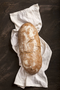 黑桌子上的面包和面粉图片