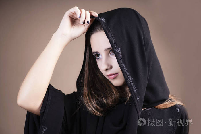 阿拉伯穆斯林女孩特写灯背景阿拉伯人沙特酋长国一位妇女在浅色背景下