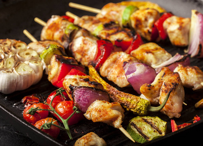 鸡肉和猪肉串图片-鸡肉和猪肉串素材-鸡肉和猪肉串插画-摄图新视界