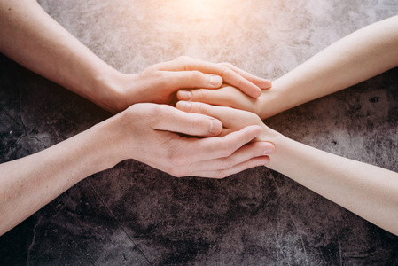 在婚姻关系中,夫妻手牵手,有爱心的男人支持女人,给予心理支持,帮助或