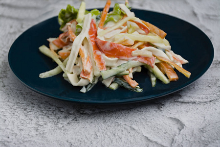 食材,新鲜蔬菜沙拉,仿蟹棒,用酱油和日本芝麻调味.切成条状.照片