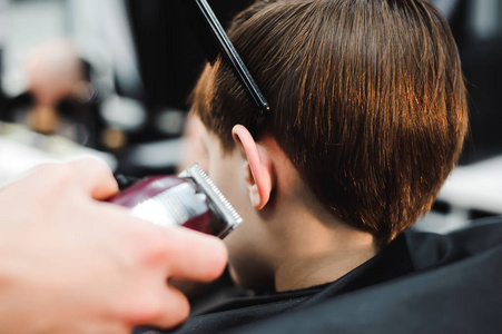 一个可爱的小男孩正在理发照片