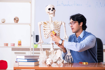 青年讲师教解剖学图片