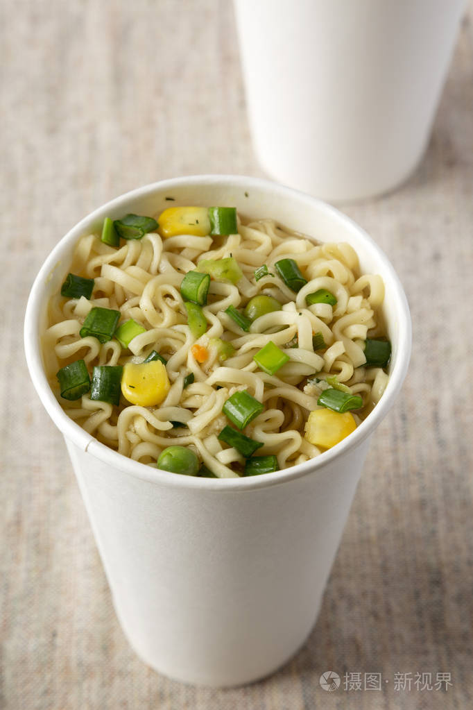 牛肉味纸杯方便面照片-正版商用图片2gy0jb-摄图新视界