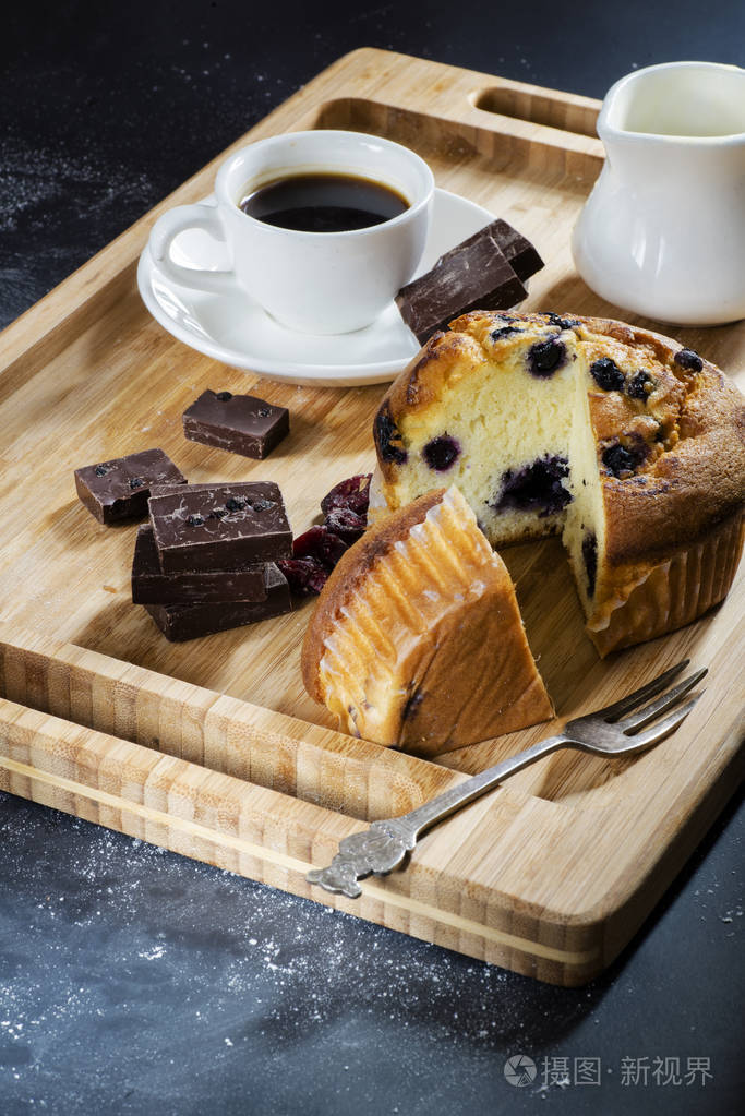 桌上有纸杯蛋糕和咖啡